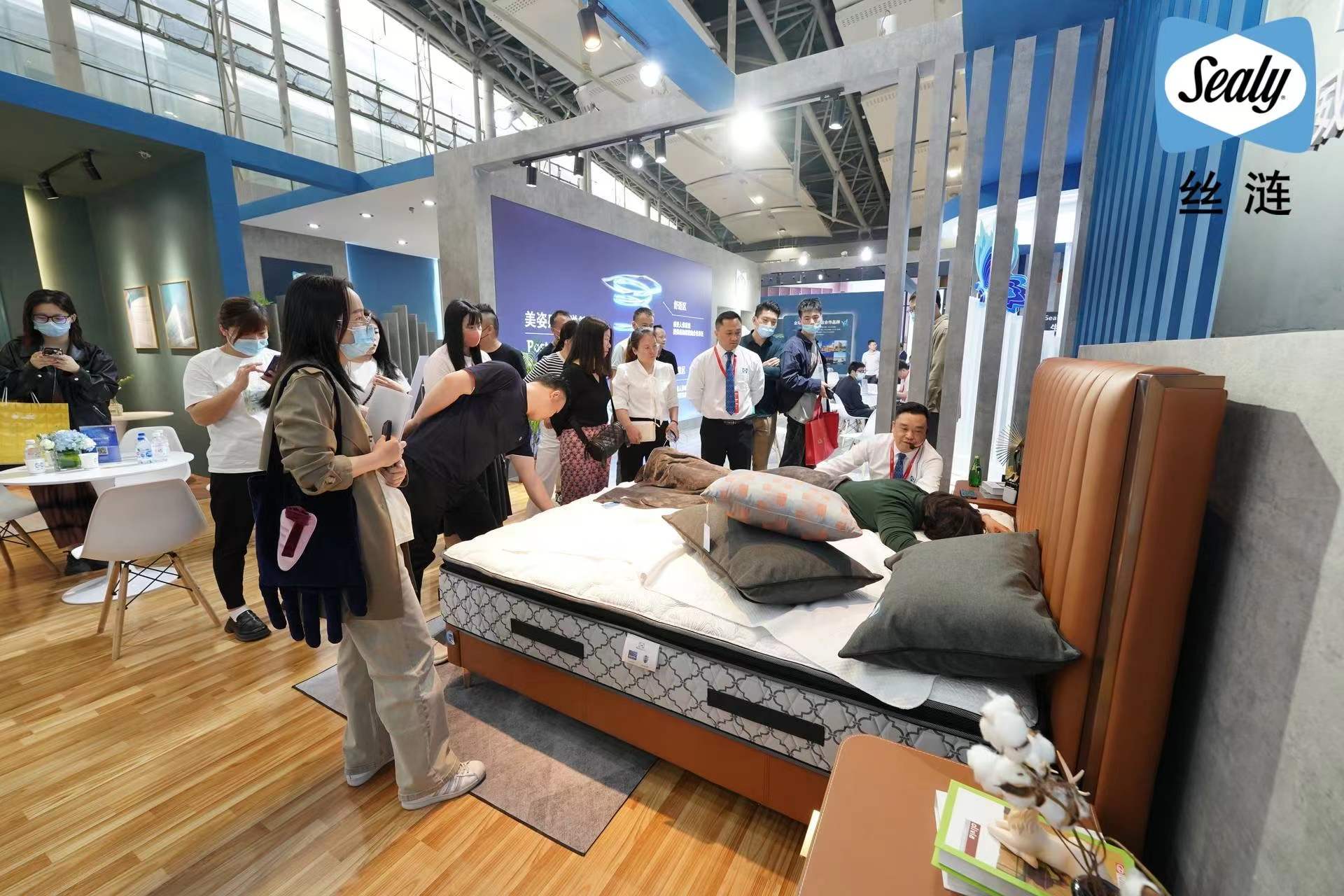 草莓色版APP下载品牌展位现场络绎不绝的来访者